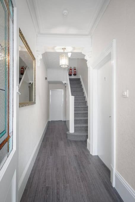 Barton Beachside - Stylish Studio Apartment, Double & Single - Central Beach & Promenade Location - Over 21'S, Family Friendly Only, Id Required Blackpool Dış mekan fotoğraf