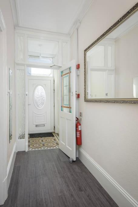 Barton Beachside - Stylish Studio Apartment, Double & Single - Central Beach & Promenade Location - Over 21'S, Family Friendly Only, Id Required Blackpool Dış mekan fotoğraf